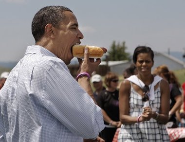 Obama se come un perrito caliente hot dog